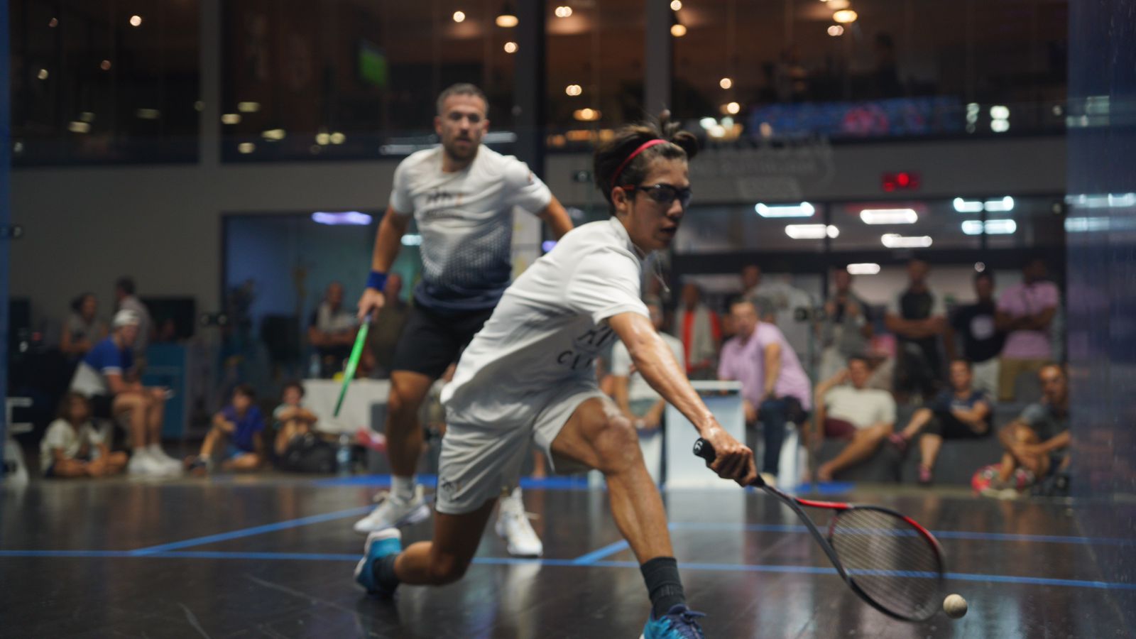 Mathias en action sur un court de squash