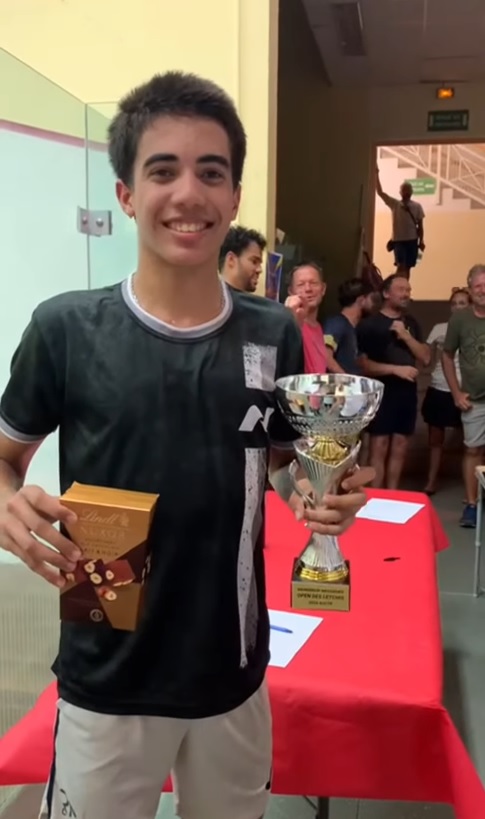 Mathias avec la coupe &agrave; La R&eacute;union