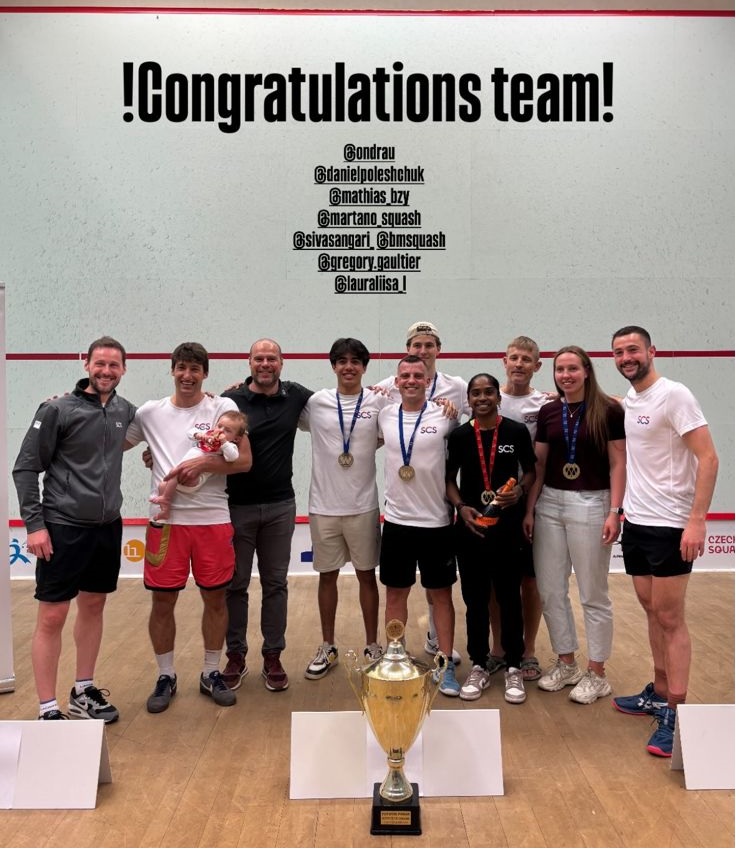 Mathias avec l&rsquo;&eacute;quipe du Squash Club Strahov championne